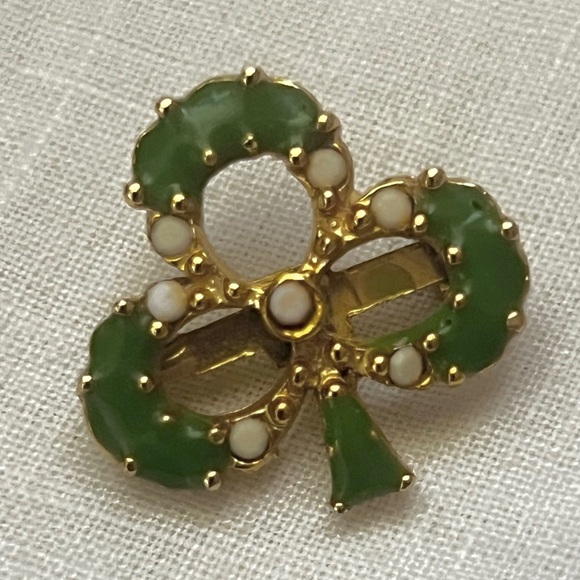 Vintage 1950s Four-Leaf Clover Brooch with Green Enamel & Milk Glass - Picture 4 of 6